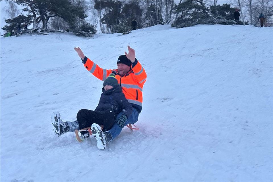 Am Fliegerberg wird fleißig gerodelt.