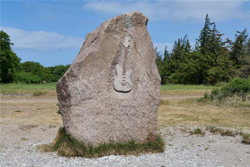 Am Flügger Strand auf Fehmarn erinnert ein Gedenkstein an den Gitarristen Jimi Hendrix, der hier am 6. September 1970 sein letztes Open-Air-Konzert gab. Zwölf Tage später starb er in London. (Archivbild)Georg Wendt/dpa