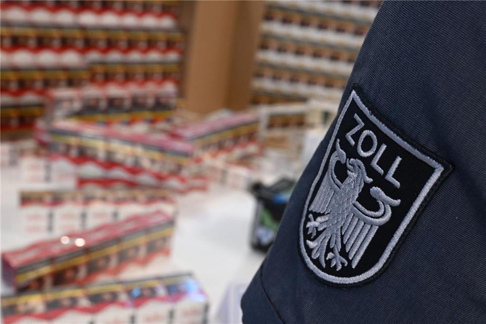 Am Flughafen BER entdecken Zoll-Beamte etwa unversteuerte 80.000 Zigaretten. (Symbolbild)Arne Dedert/dpa