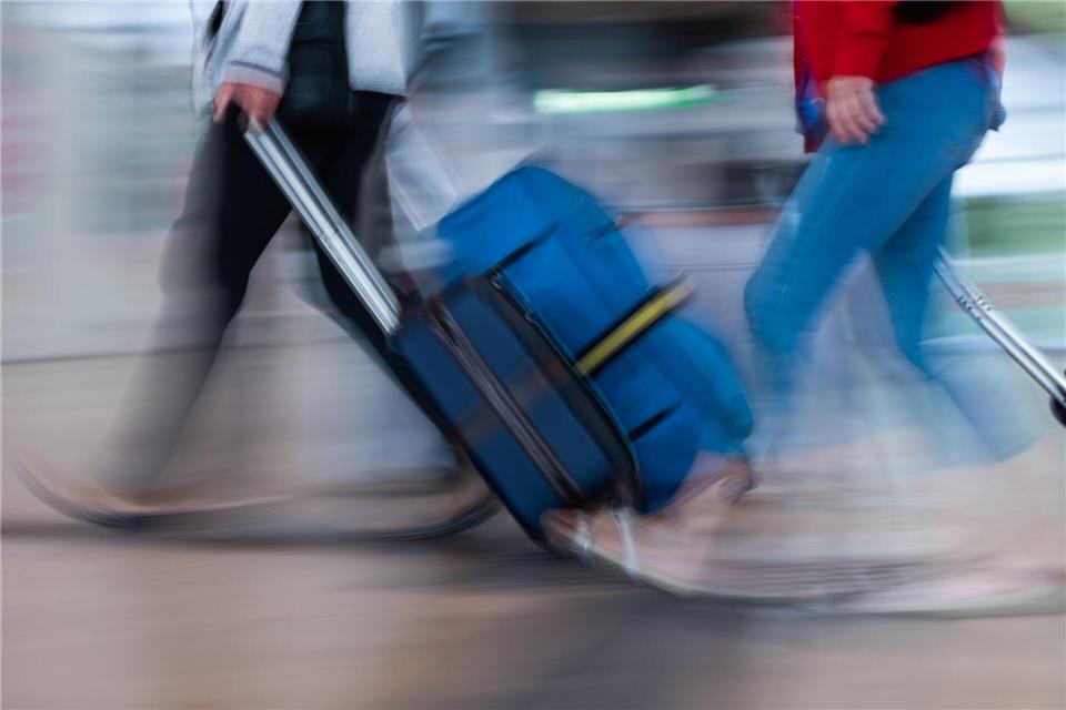 Am Flughafen BER werden am Karfreitag viele Fluggäste erwartet. (Symbolbild)Christophe Gateau/dpa