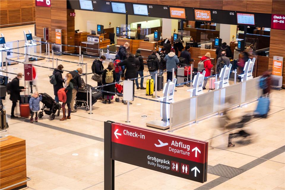 Am Flughafen BER werden über die Weihnachtstage rund 1,1 Millionen Reisende erwartet. (Archvbild)Christophe Gateau/dpa