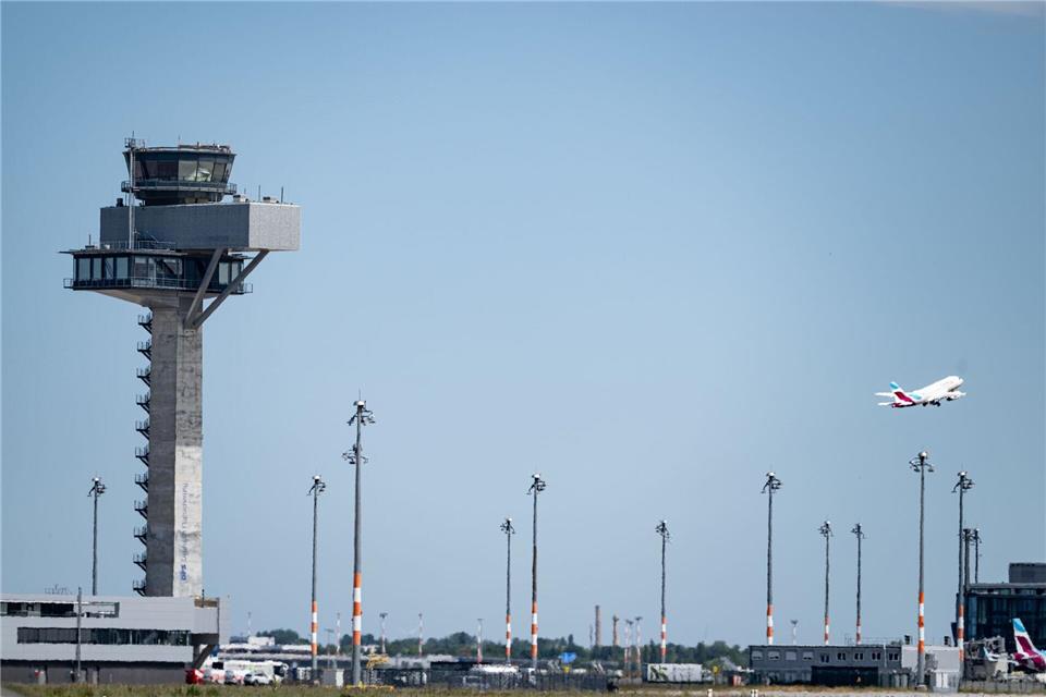 Am Flughafen Berlin Brandenburg musste der Flugverkehr bereits mehrmals wegen Drohnen-Sichtungen eingestellt werden. (Archivbild)Fabian Sommer/dpa