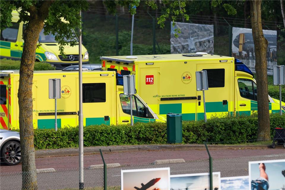 Am Flughafen Eindhoven nimmt medizinisches Personal die Passagiere des Kreuzfahrtschiffs in Empfang.Christoph Reichwein/dpa