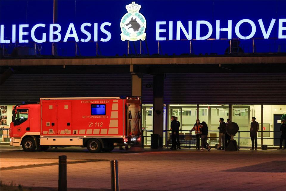 Am Flughafen Eindhoven standen bereits Rettungswagen für die deutschen Passagiere bereit.Christoph Reichwein/dpa