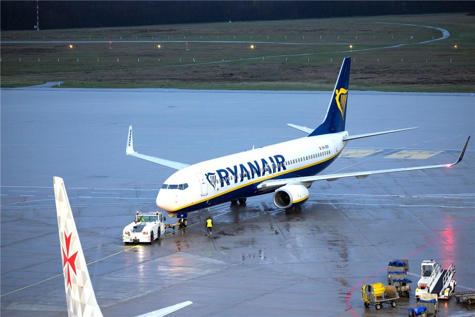 Ryanair kürzt Angebot auch am Flughafen Hahn Am Flughafen Hahn werden künftig weniger Ryanair-Maschinen zu sehen sein. Thomas Banneyer/dpa