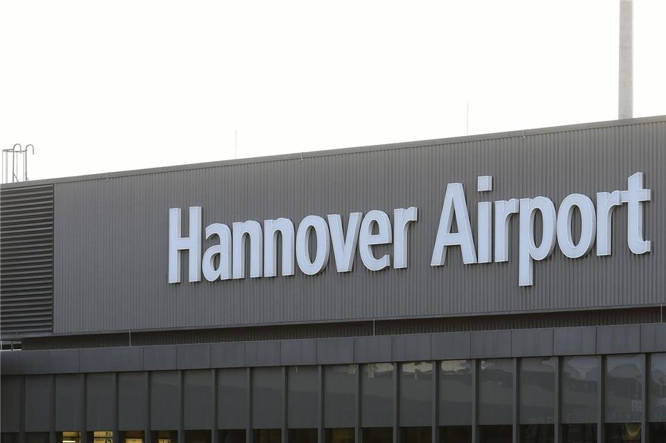 Am Flughafen Hannover wurde direkt neben der Nordbahn eine Granate aus dem Zweiten Weltkrieg entdeckt. (Symbolbild)Holger Hollemann/dpa
