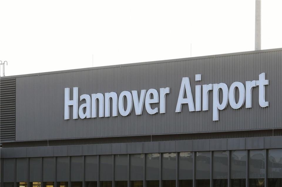 Am Flughafen Hannover wurde eine Drohne gesichtet. (Symbolbild)Holger Hollemann/dpa