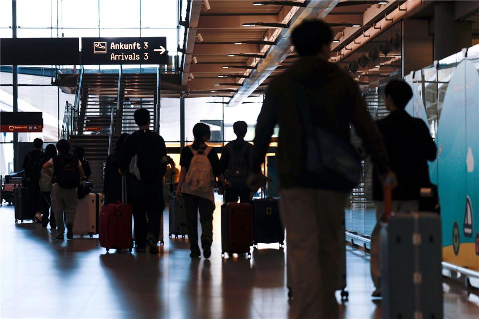 Am Flughafen Köln/Bonn kam es trotz vieler Passagiere zu keinen längeren Wartezeiten.Thomas Banneyer/dpa