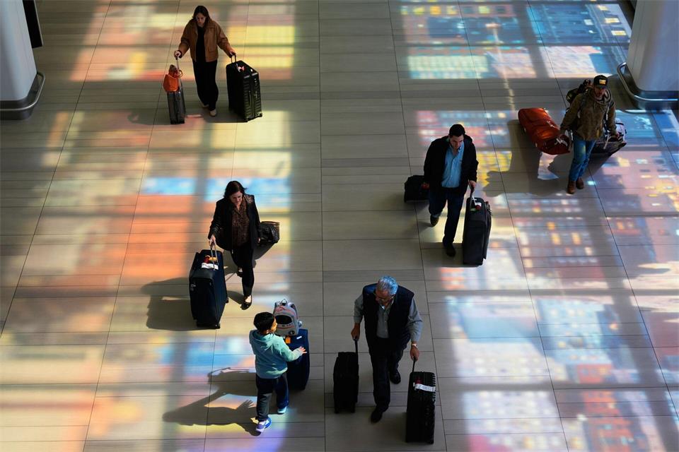 Am Flughafen LaGuardia in New York ist der Flugverkehr seit dem frühen Morgen beeinträchtigt. (Archivbild)Seth Wenig/AP/dpa