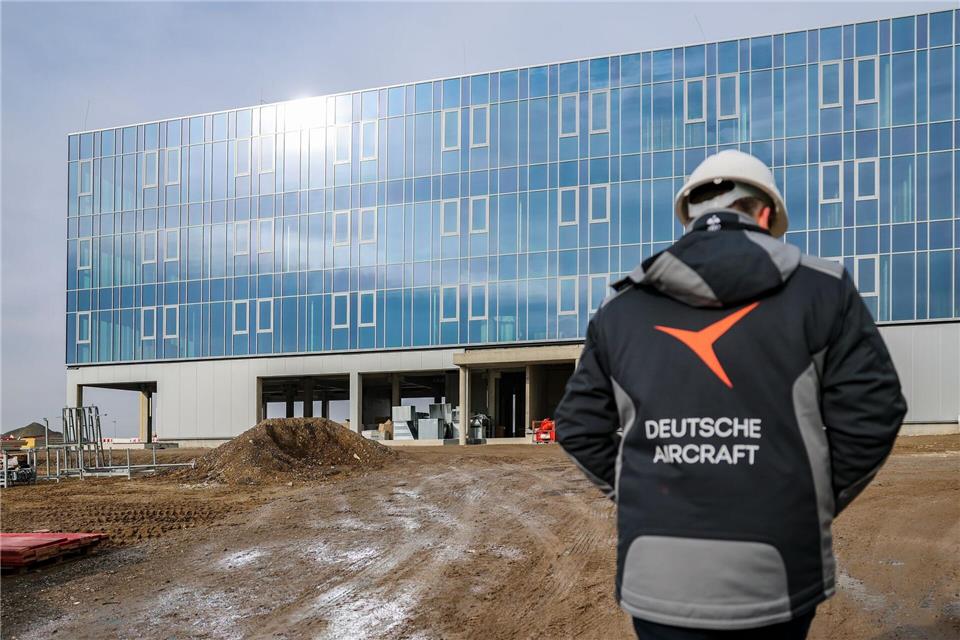 Am Flughafen Leipzig/Halle entsteht die Endmontage für das Regionalflugzeug D328ecoJan Woitas/dpa