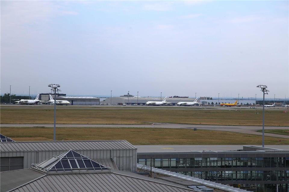 Am Flughafen Leipzig/Halle hat die Polizei eine verdächtige Drohne sichergestellt.Tobias Junghanns/dpa
