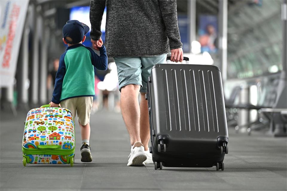 Am Flughafen Leipzig/Halle starten zum Beginn der Herbstferien mehr Flüge als im Sommer. (Symbolbild) Elisa Schu/dpa