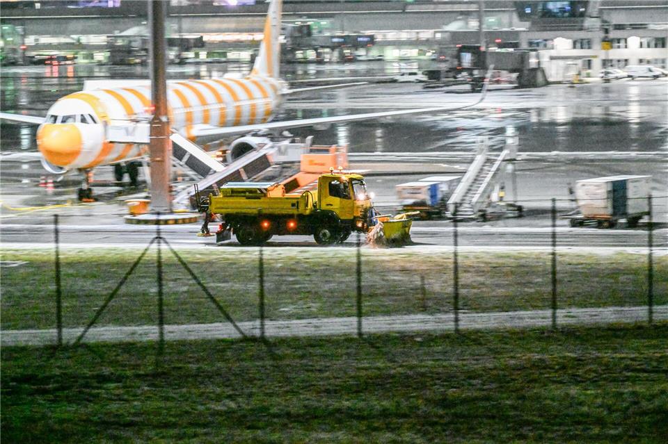 Am Flughafen München mussten Flugzeuge enteist werden.Jason Tschepljakow/dpa