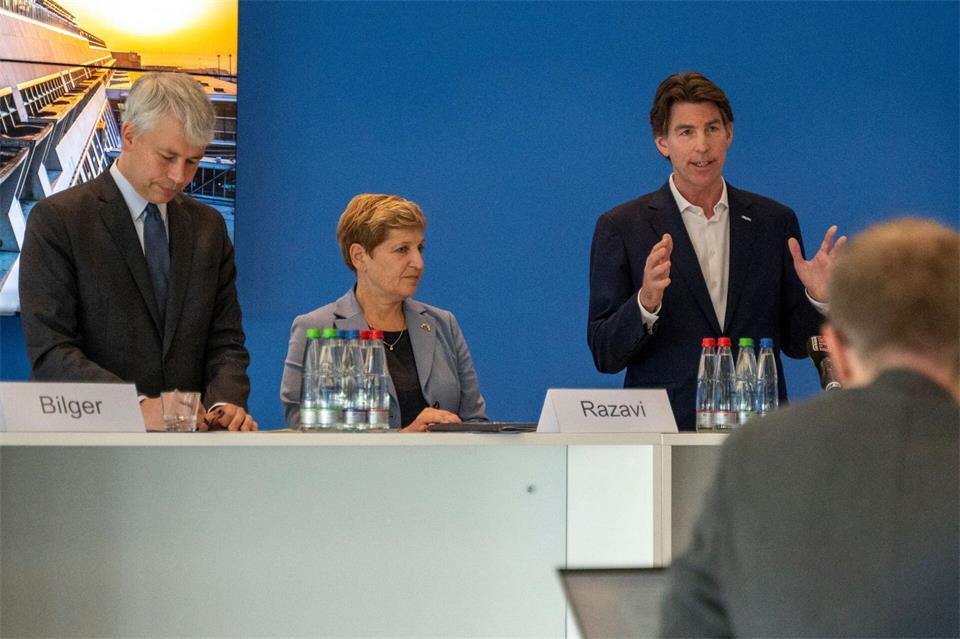 Am Flughafen Stuttgart informieren Bundesverkehrsminister Steffen Bilger (CDU), Baden-Württembergs Verkehrsministerin Nicole Razavi (CDU) und der Geschäftsführer des Flughafens, Ulrich Heppe, über das neue System.Leonie Asendorpf/dpa