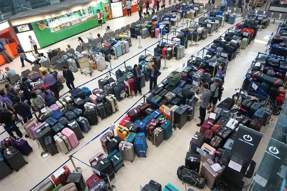 Am Flughafen herrscht Chaos bei der Gepäckabfertigung.Sakchai Lalit/AP/dpa