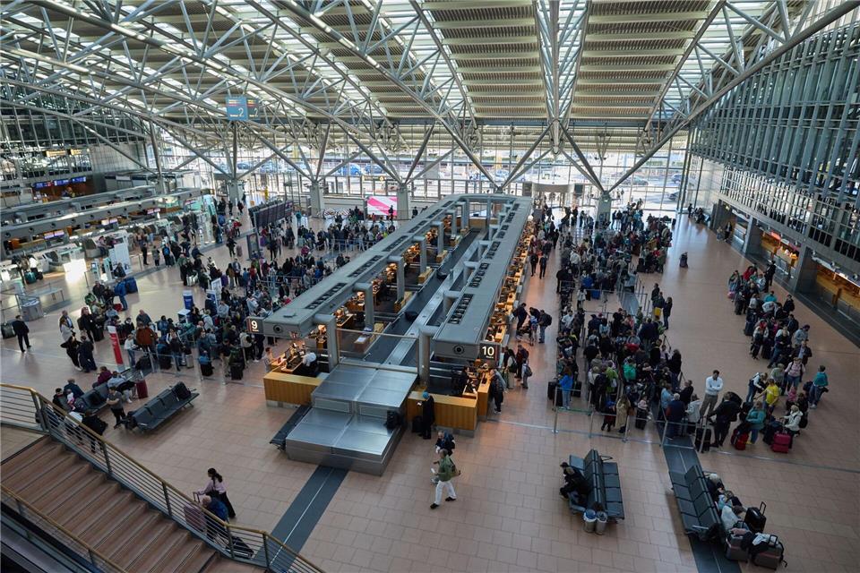 Großer Andrang zum Ferienbeginn am Hamburger Flughafen Am Flughafen herrschte reger Betrieb.Georg Wendt/dpa