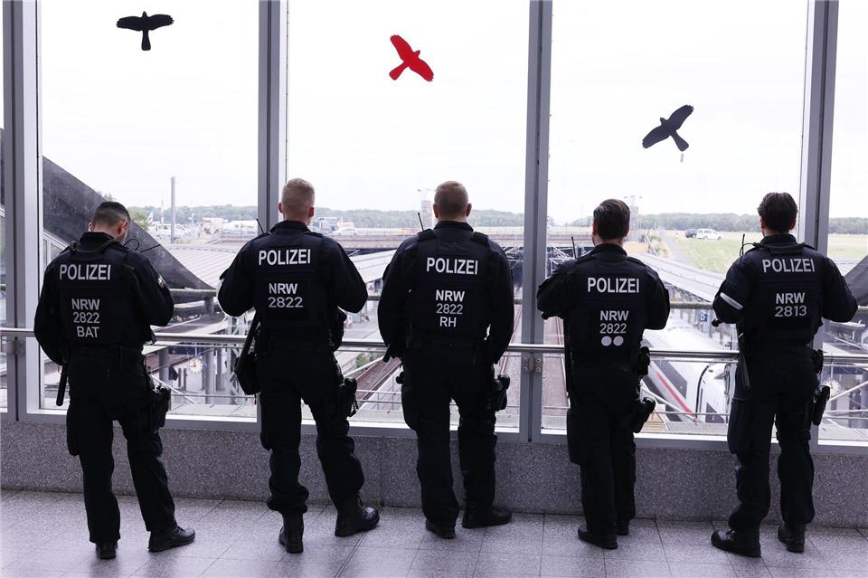 Am Flughafen in Düsseldorf nahmen die Polizisten eine Anzeige auf. (Illustration)David Young/dpa