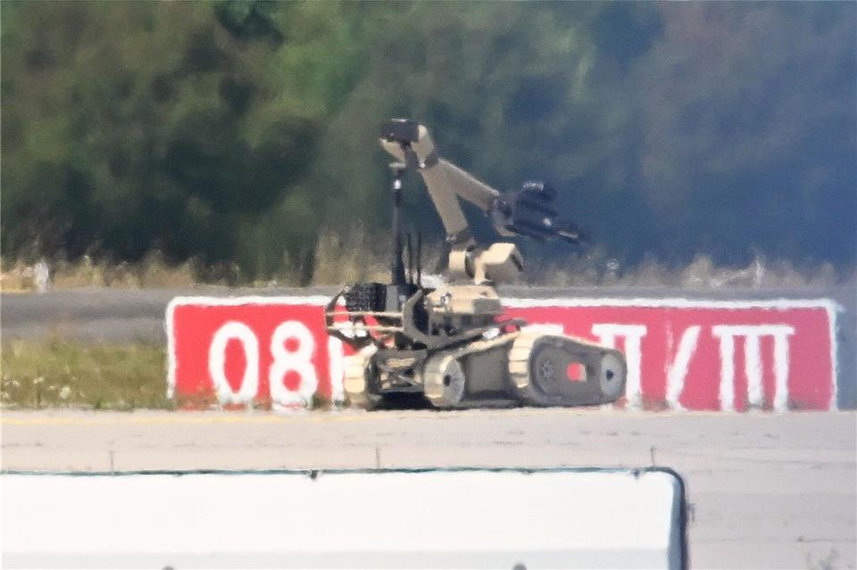 Am Flughafen kam auch ein Sprengroboter zum Einsatz.Hendrik Schmidt/dpa
