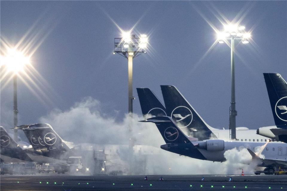 Am Flughafen mussten viele Maschinen enteist werden - das führte zu Verzögerungen.Boris Roessler/dpa
