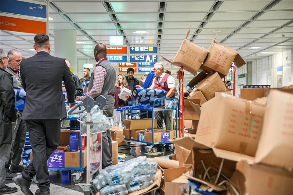 Am Flughafen wurden Snacks und Getränke an die Gestrandeten verteilt.Enrique Kaczor/onw-images/dpa