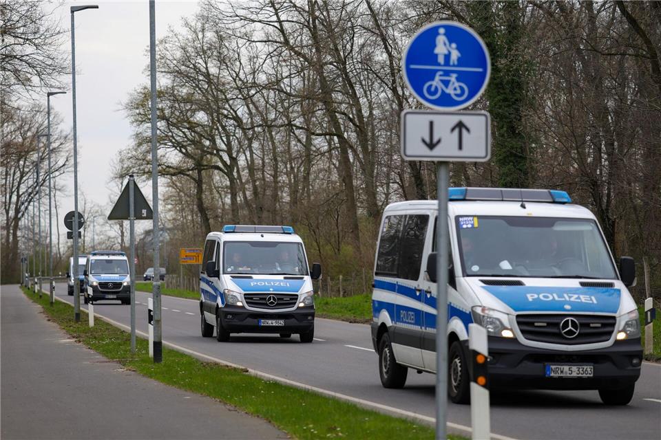 Am Forschungszentrum in Jülich treffen zahlreiche Polizeikräfte ein. Christoph Reichwein/dpa