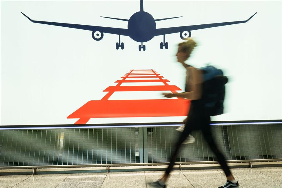 Am Frankfurter Flughafen arbeiten Bahn und Airlines auch zusammen. (Symbolbild)Frank Rumpenhorst/dpa