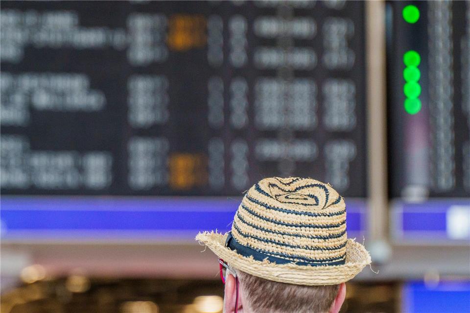 Am Frankfurter Flughafen drohen zum Ferienstart längere Wartezeiten.Andreas Arnold/dpa