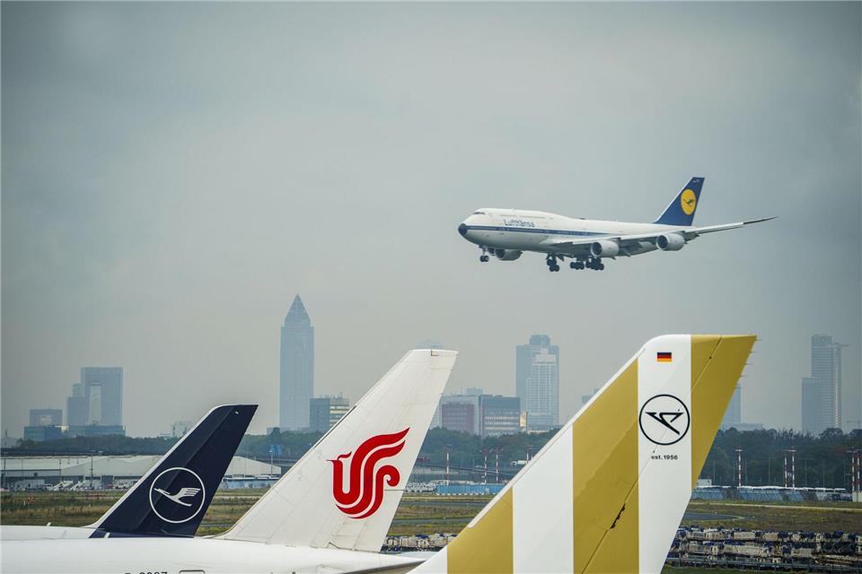 Airport Frankfurt startet Grenzkontrolle ohne Passstempel Am Frankfurter Flughafen führt die Bundespolizei ein neues System für Ein- und Ausreisen ein. Es gilt für Bürger, die außerhalb des Schengenraums leben. (Archivbild)Andreas Arnold/dpa