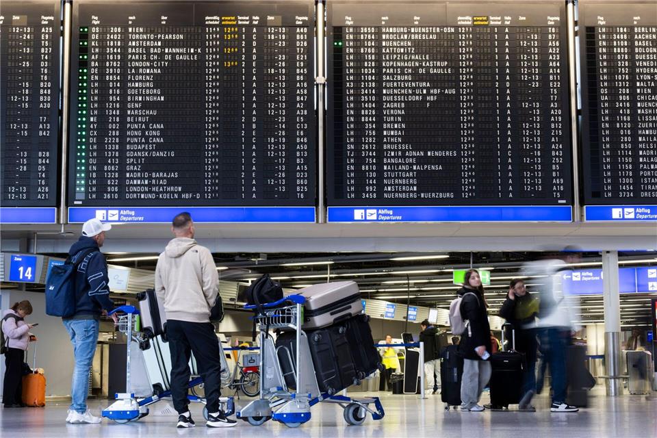 Am Frankfurter Flughafen gibt es an zwei Gates Durchsagen direkt auf Kopfhörer oder Hörgerät.  Boris Roessler/dpa