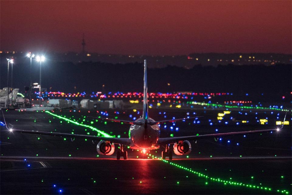 Am Frankfurter Flughafen gilt ein striktes Nachtflugverbot. (Archivbild)Boris Roessler/dpa