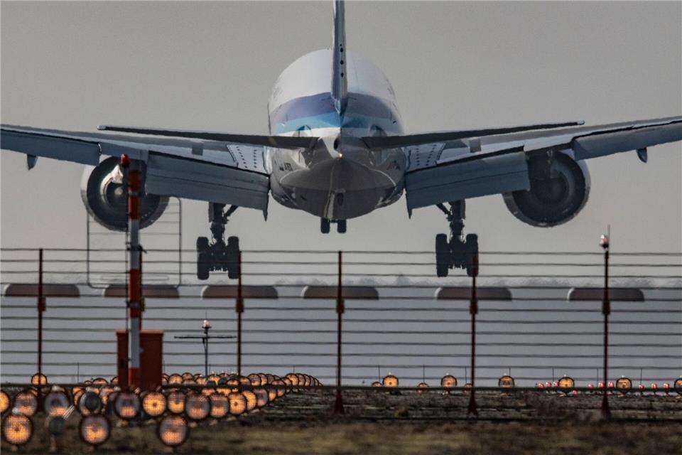 Am Frankfurter Flughafen haben sich in der Vergangenheit Zwischenfälle mit Drohnen gehäuft. Sprengstoff hatte noch keine an Bord. (Foto: Illustration) Boris Roessler/dpa