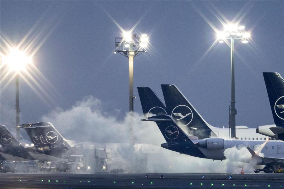 Am Frankfurter Flughafen herrscht wegen des Winterwetters im Tagesverlauf „angespannter Winterbetrieb“, wie eine Sprecherin des Betreibers Fraport sagte. (Foto Archiv)Boris Roessler/dpa