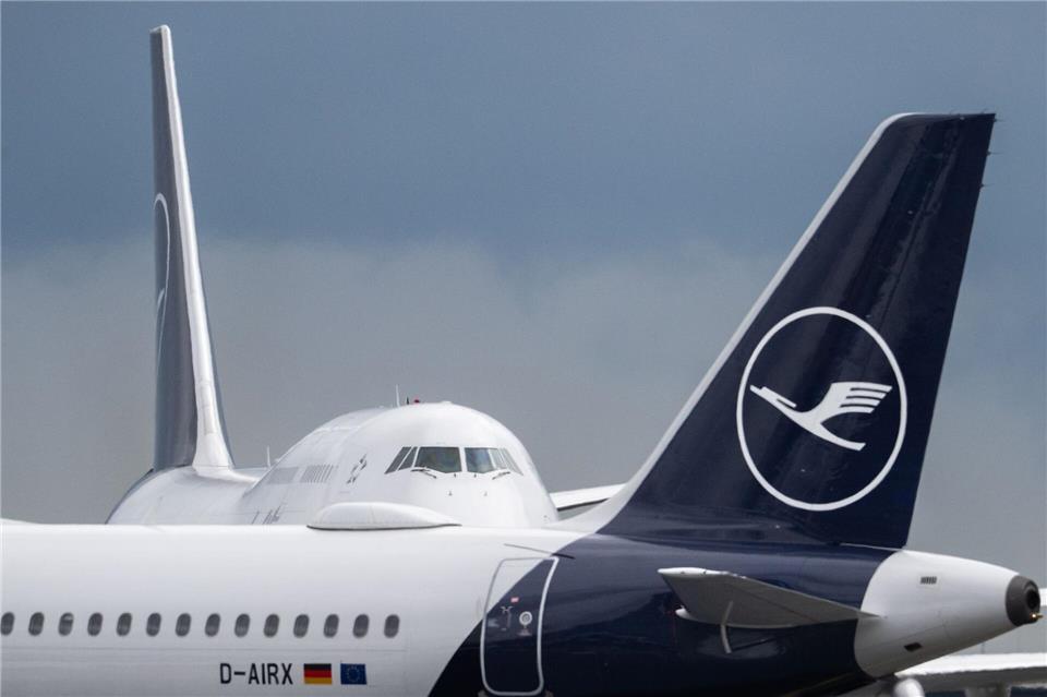 Am Frankfurter Flughafen müssen sich Reisende gedulden. Boris Roessler/dpa