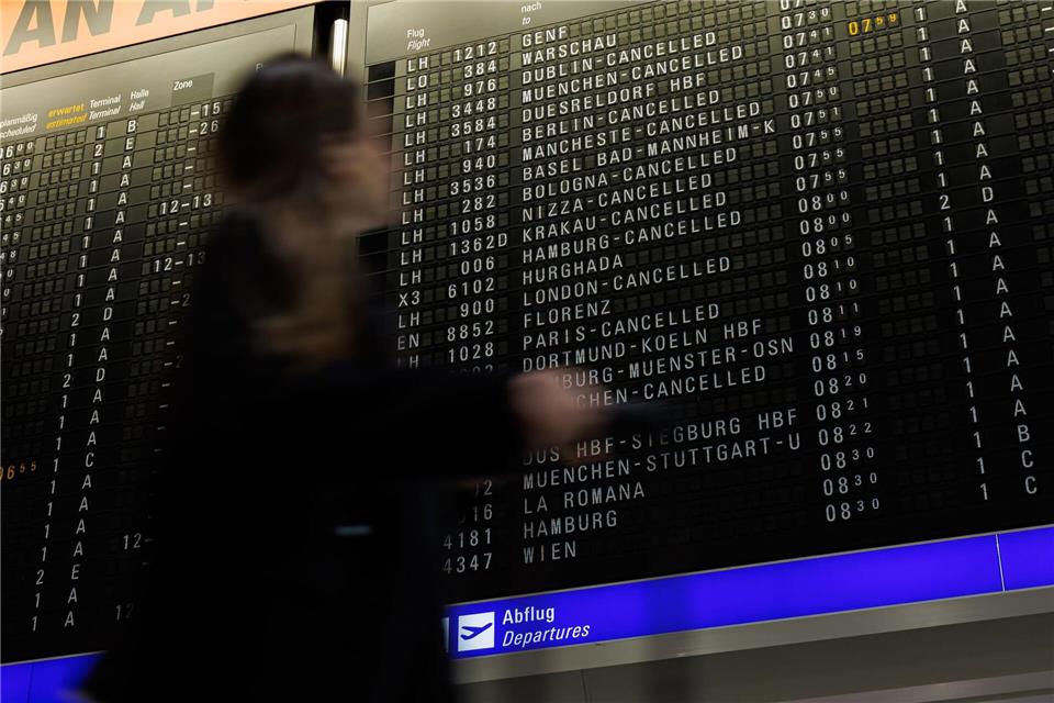 Am Frankfurter Flughafen sind hunderte Flüge annulliert. Hannes P. Albert/dpa