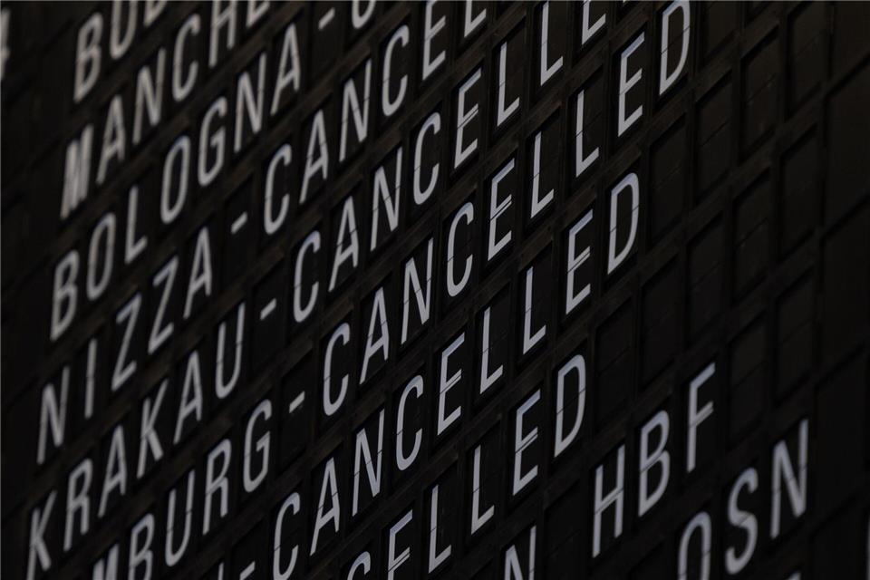 Am Frankfurter Flughafen wurden 400 Starts und Landungen gestrichen.Florian Wiegand/dpa