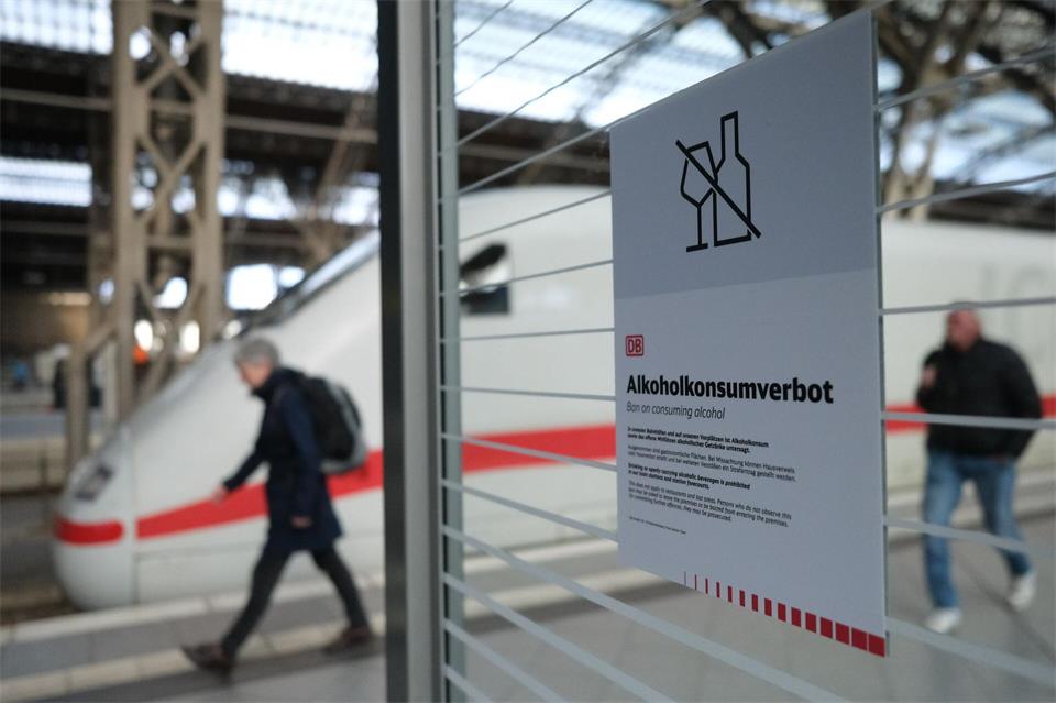Am Frankfurter Hauptbahnhof gilt das Alkoholverbot bereits seit 1. Mai. (Symbolbild)Sebastian Willnow/ dpa/dpa