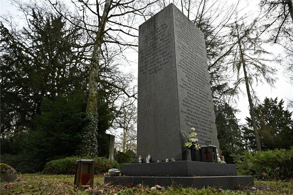 Am Frankfurter Hauptfriedhof steht ein Gedenkstein. Michael Brandt/dpa