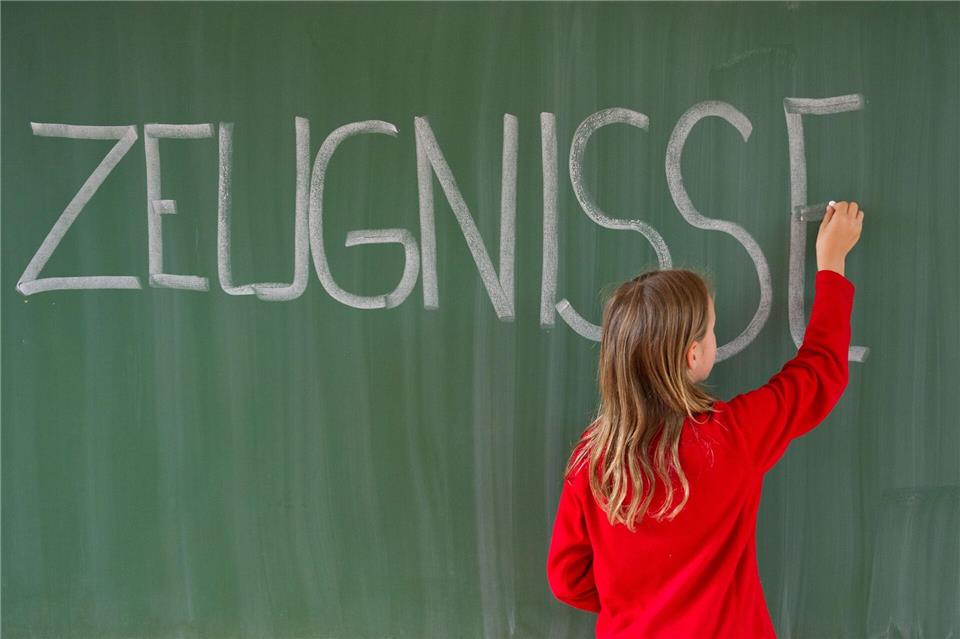 Am Freitag (4. Juli) bekommen Hessens Schülerinnen und Schüler ihre Zeugnisse. (Symbolbild)Sebastian Kahnert/dpa