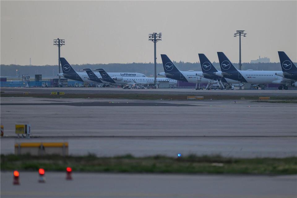 Am Freitag bleiben auch in Nordrhein-Westfalen wieder einige Flieger am Boden. (Symbolbild)Hannes P. Albert/dpa