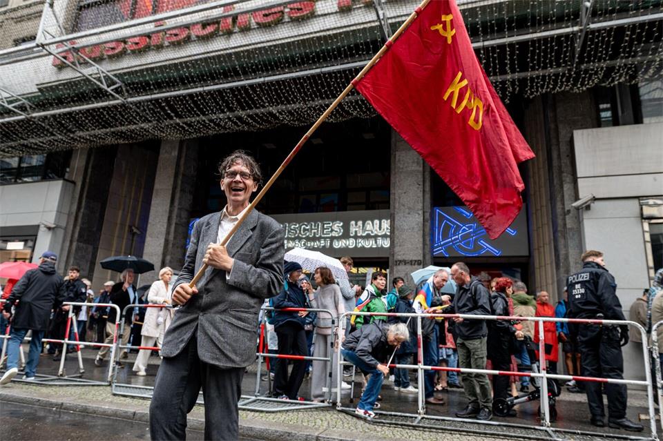 Am Freitag fand eine Demo am Russischen Haus statt.Fabian Sommer/dpa