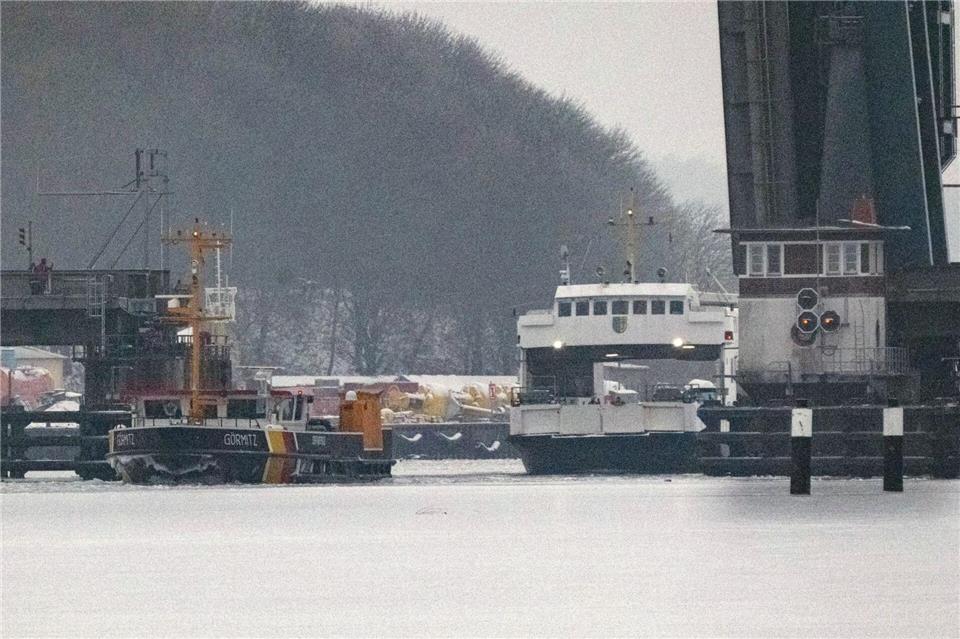 Am Freitag gelang die Überführung der nach einem Eisschaden reparierten Hiddensee-Fähre „Vitte“ zurück in ihr Einsatzgebiet.Stefan Sauer/dpa