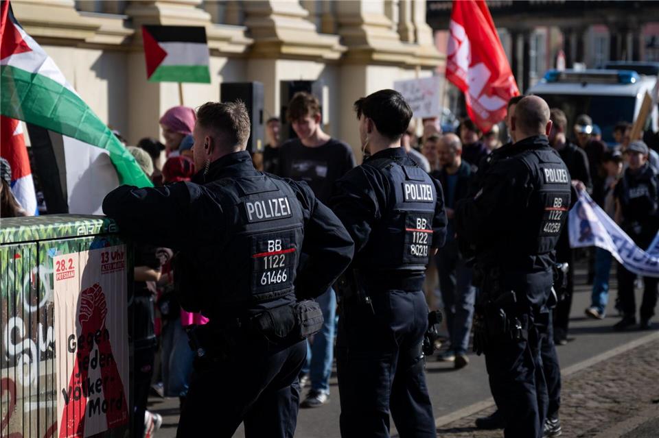 Am Freitag hatte die Polizei angekündigt, dass aufgrund der Versammlung mit Verkehrsbeeinträchtigungen in der Innenstadt gerechnet werden müsste.Christophe Gateau/dpa