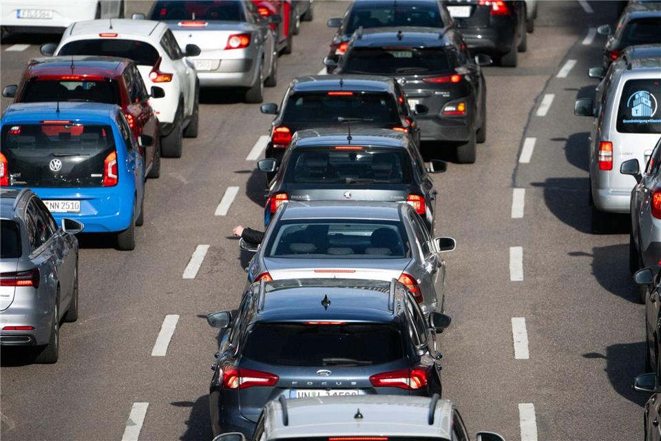 Stressfrei in den Urlaub - Tipps für den Start in die Ferien Am Freitag ist der letzte Schultag vor den Sommerferien - damit beginnen staureiche Tage auf vielen Autobahnen. (Archivbild)Marijan Murat/dpa