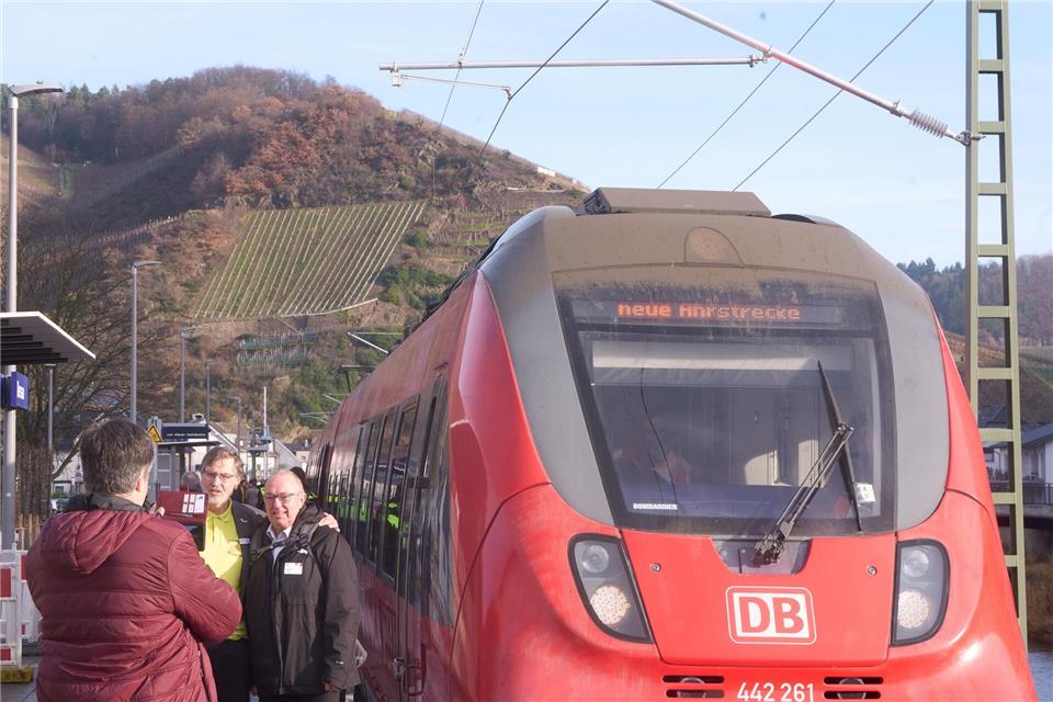 Am Freitag rollte zunächst nur eine Sonderfahrt auf der Ahrtalstrecke, ab Sonntag sind es dann zwei Regionalbahnlinien. Thomas Frey/dpa