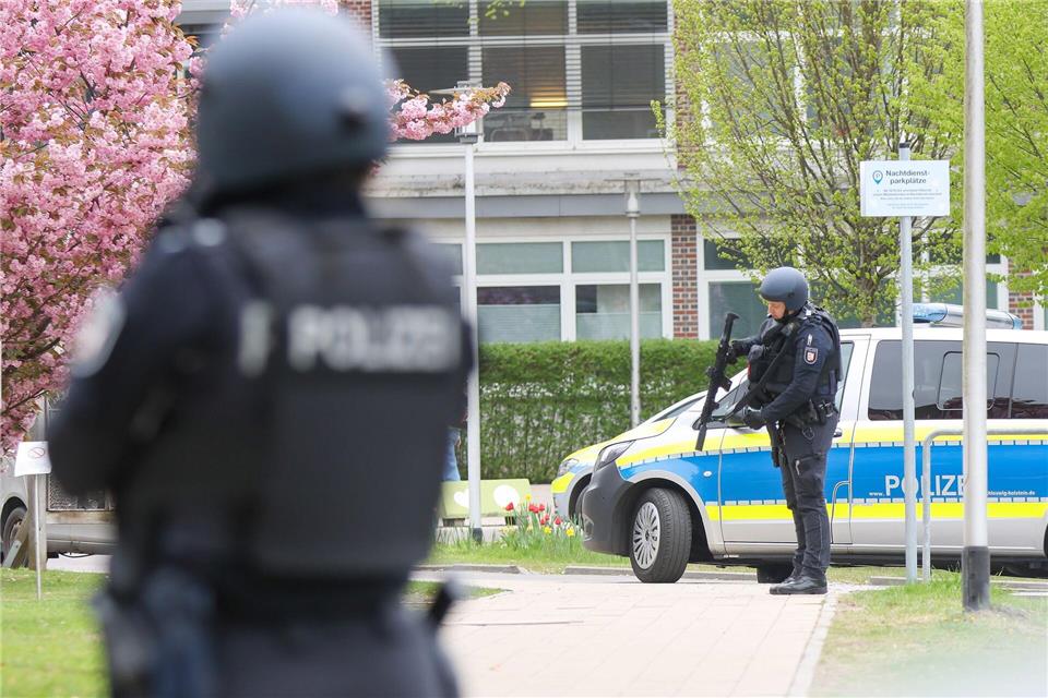 Am Freitag sicherten bewaffnete Polizisten die Klinik in Pinneberg während der Durchsuchung. (Archivbild)Bodo Marks/dpa