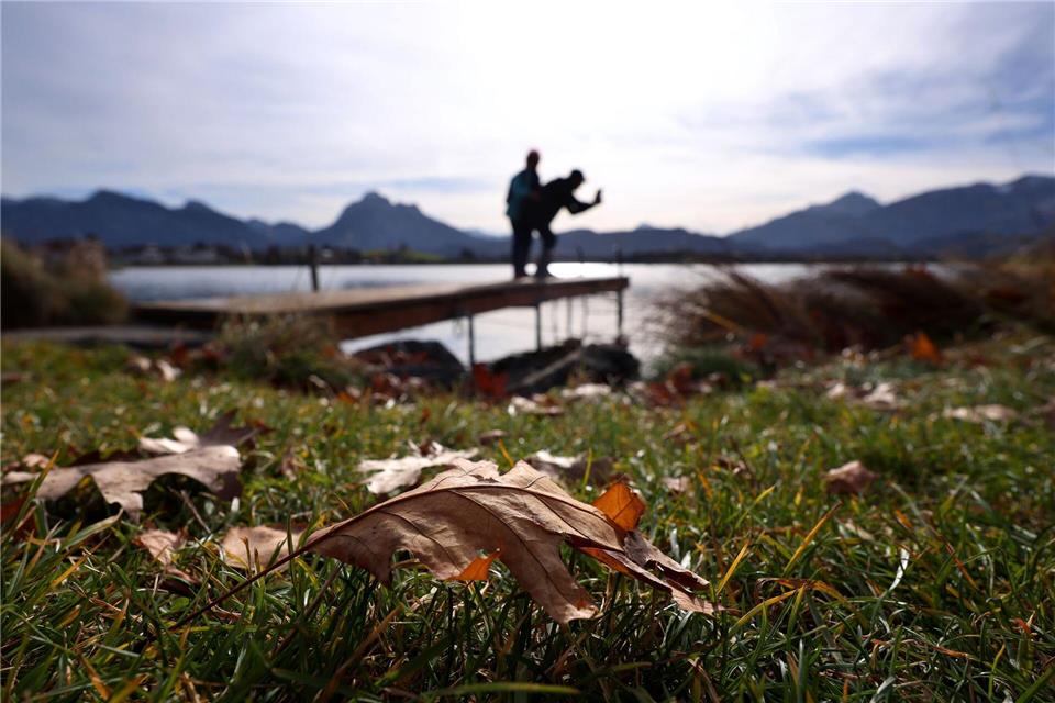Am Freitag sind noch einmal Ausflüge bei milden Temperaturen und Sonne möglich. (Symbolbild)Karl-Josef Hildenbrand/dpa
