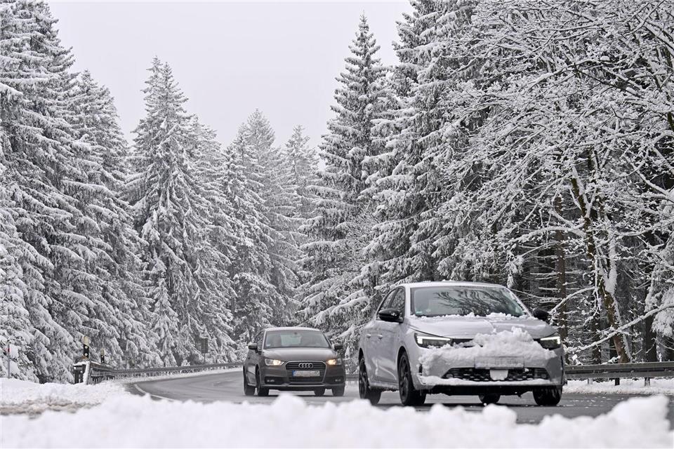 Am Freitag soll laut DWD Regen gefrieren. Es sei glatt und komme teilweise zu Glatteis. (Symbolbild)Martin Schutt/dpa