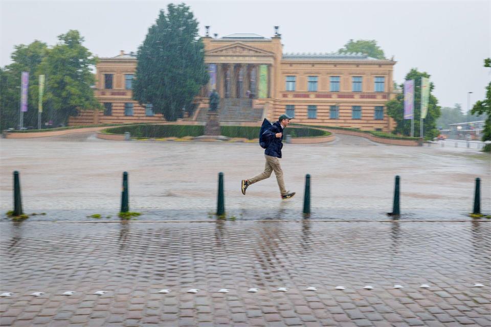 Am Freitag sollen im Laufe des Tages Regenwolken in den Himmel über Mecklenburg-Vorpommern einziehen. (Symbolbild)Jens Büttner/dpa