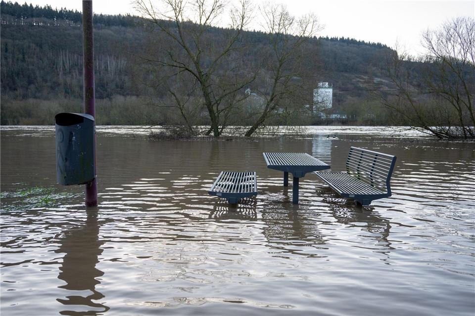 Am Freitag standen in Trier noch Bänke unter Wasser, nun soll das Wasser wieder abfließen.Harald Tittel/dpa