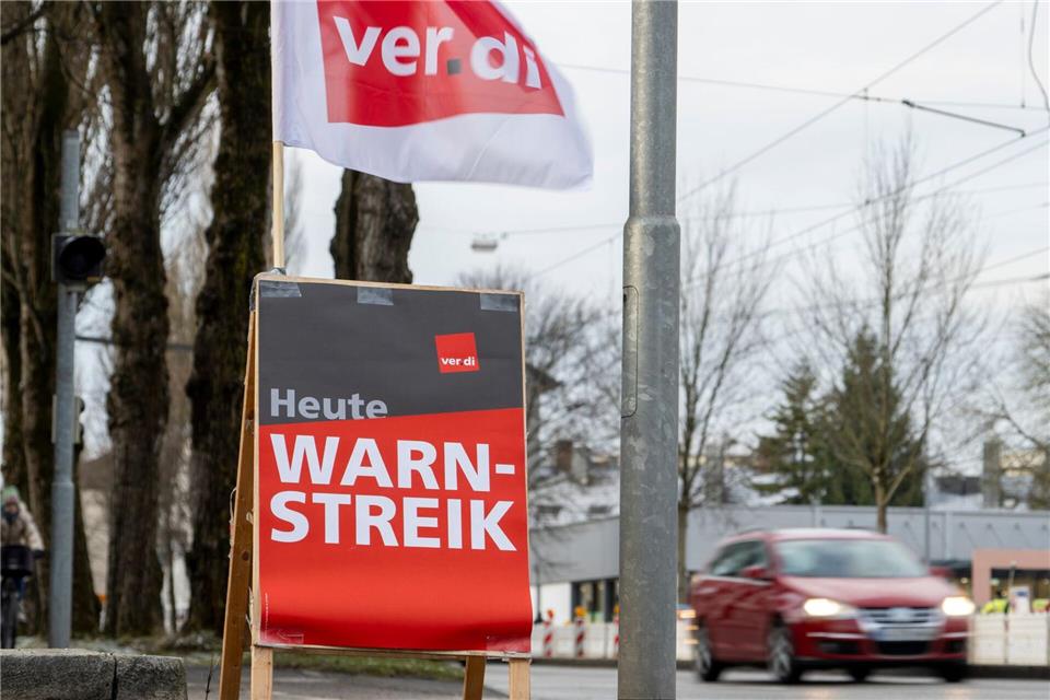 Am Freitag und Samstag will Verdi den Nahverkehr in mehr als einem Dutzend bayerischen Städten bestreiken. (Archivbild)Stefan Puchner/dpa